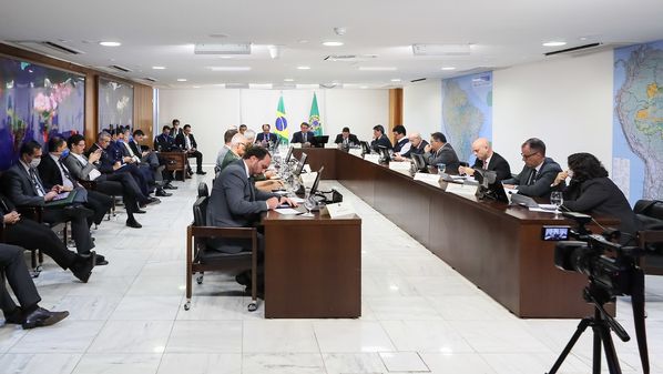 Mesmo sem ter cargo no governo, vereador foi alocado em uma sala no terceiro andar do Palácio, na antessala do pai, junto com o chamado 'gabinete do ódio', um grupo de assessores