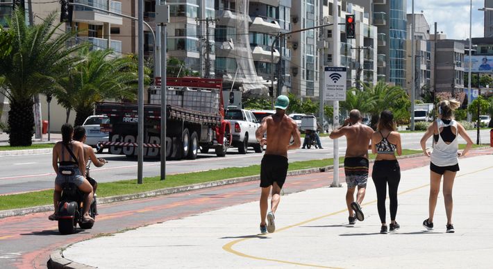 Uma pesquisa desenvolvida nos Estados Unidos destaca que andar 7 mil passos por dia, o que equivale de 4 km a 5 km, reduz risco de mortalidade