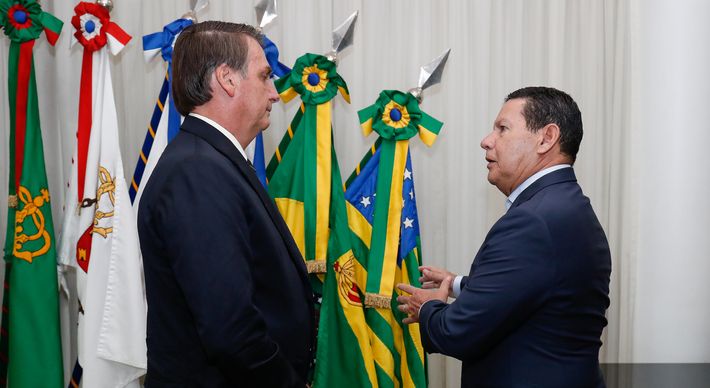 Em meio a um impasse na chapa à prefeitura, os candidatos a prefeito e vice do PRTB divulgaram nas redes vídeos individuais ao lado do presidente Bolsonaro (sem partido) e do vice, general Mourão (PRTB)