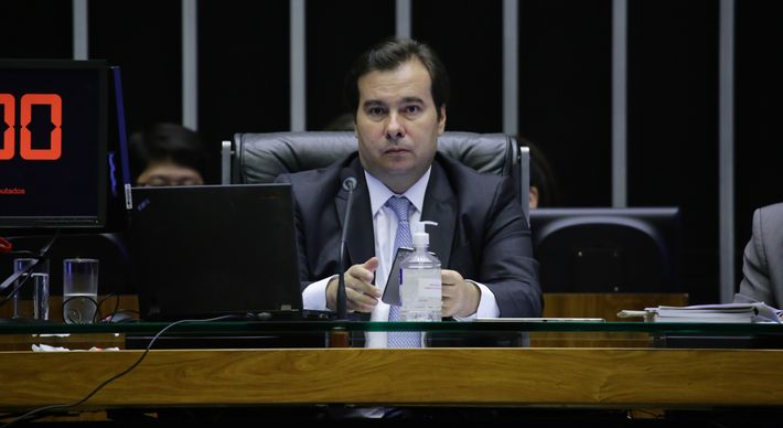 'Criaram uma conta falsa com meu nome para desinformar e mentir. Pra esses pistoleiros digo: os cães ladram, mas a caravana passa. Vamos em frente que temos uma crise grave (que eles não acreditam porque a terra é plana e o vírus é conspiração)', postou Maia