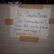 Imagem - Moradora serve lanche na rua para trabalhadores que continuam em atividade