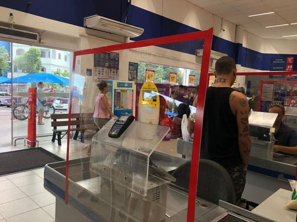 As barreiras transparentes foram instaladas em todos os estabelecimentos do Grupo Coutinho no ES