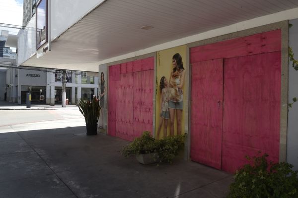 Data: 26/03/2020 - ES - Vitória - Loja com tapumes na Rua Chapot Presvot, Praia do Canto, durante a pandemia do Covid-19
