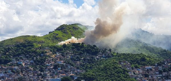 Incêndio e muita fumaça em Vitória por Carlos Eduardo Souza dos Santos