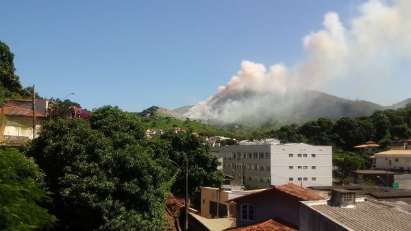 Incêndio e muita fumaça em Vitória por Raphael Duarte