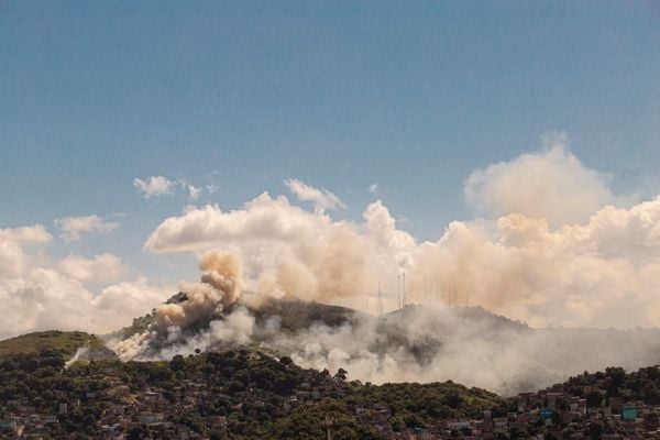 Incêndio no Parque Florestal Fradinhos, em Vitória por Vitor Jubini