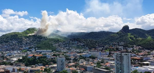 Incêndio no Parque Florestal Fradinhos, em Vitória por Carlos Eduardo Souza dos Santos