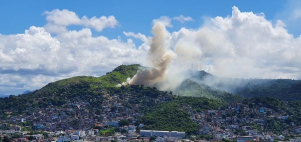 Incêndio no Parque Florestal Fradinhos, em Vitória por Carlos Eduardo Souza dos Santos
