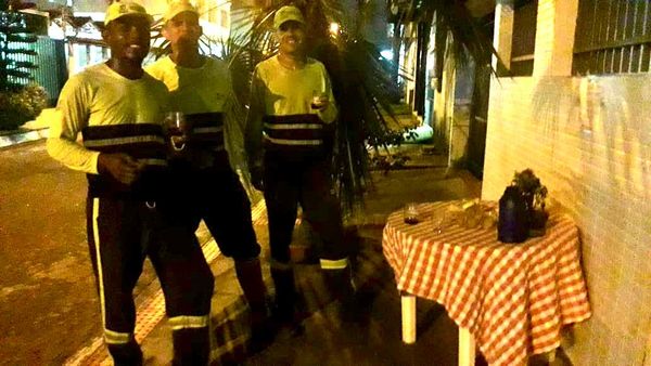 Moradora de Vila Velha monta café na rua para agradecer aos trabalhadores que continuam em atividade