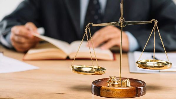 O mundo do Direito não é apenas o dos advogados e outros profissionais da seara jurídica. Todas as pessoas, de alguma forma, acabam envolvidas nisto que poderíamos chamar de 'universo jurídico”