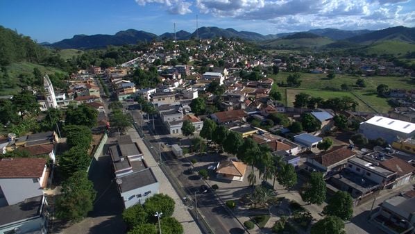 Vítima de 36 anos chegou sozinha de moto ao hospital e precisou ser transferida com urgência para unidade em Bom Jesus do Itabapoana, no Rio de Janeiro
