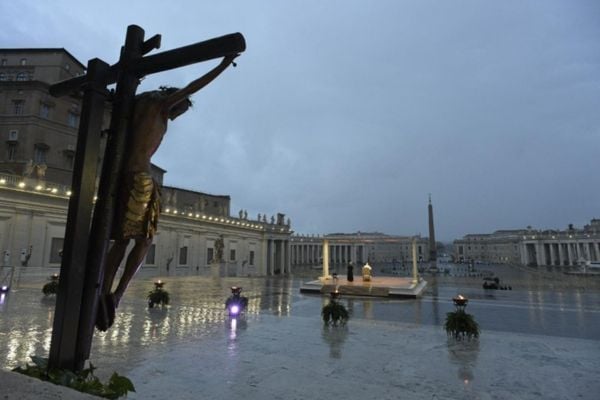 Papa Francisco realiza celebração diante da imensa praça vazia de São Pedro, no Vaticano por Vaticano
