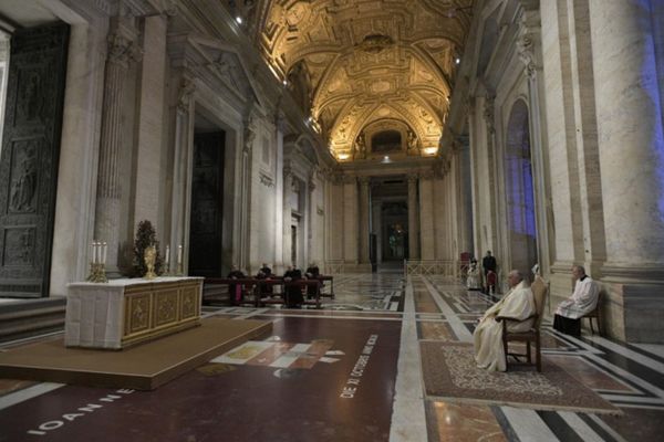 Papa Francisco realiza celebração diante da imensa praça vazia de São Pedro, no Vaticanoned por Vaticano