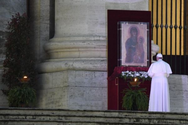 Papa Francisco realiza celebração diante da imensa praça vazia de São Pedro, no Vaticano por Vaticano