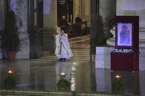 Papa Francisco realiza celebração diante da imensa praça vazia de São Pedro, no Vaticano por Vaticano