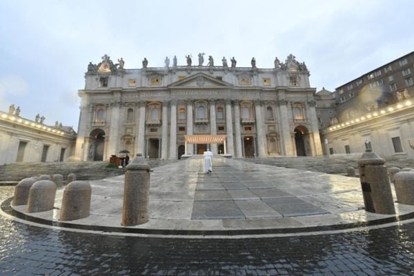 Papa Francisco realiza celebração diante da imensa praça vazia de São Pedro, no Vaticano por Vaticano