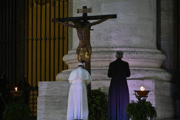 Papa Francisco realiza celebração diante da imensa praça vazia de São Pedro, no Vaticano por Vaticano
