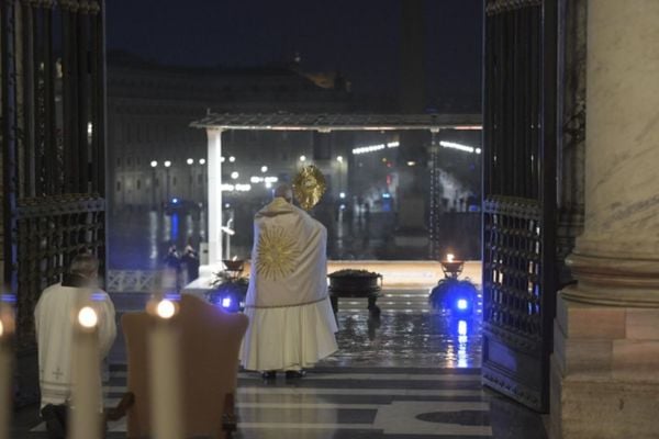Papa Francisco realiza celebração diante da imensa praça vazia de São Pedro, no Vaticano por Vaticano