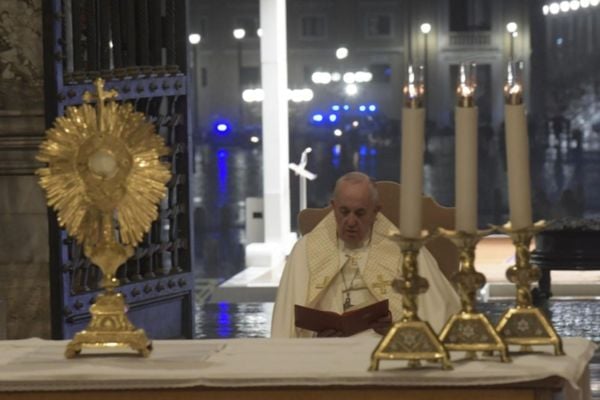 Papa Francisco realiza celebração diante da imensa praça vazia de São Pedro, no Vaticano por Vaticano