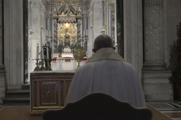 Papa Francisco realiza celebração diante da imensa praça vazia de São Pedro, no Vaticano por Vaticano