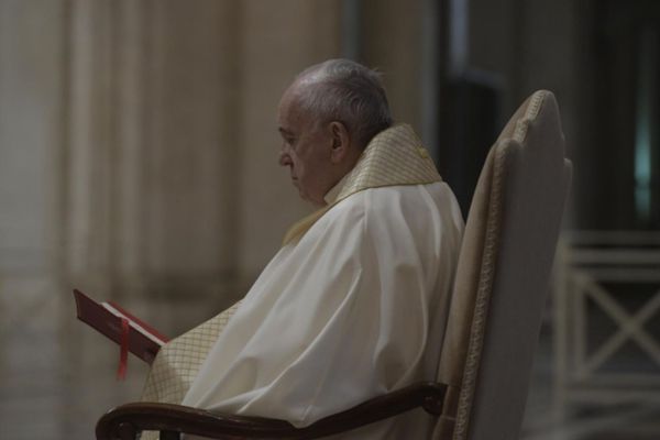 Papa Francisco realiza celebração diante da imensa praça vazia de São Pedro, no Vaticano por Vaticano