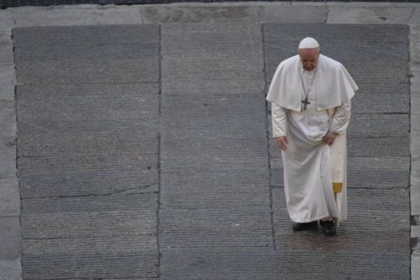 Papa Francisco realiza celebração diante da imensa praça vazia de São Pedro, no Vaticano, nesta sexta-feira, 27.
