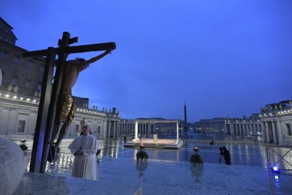 Papa Francisco realiza celebração diante da imensa praça vazia de São Pedro, no Vaticano por Vaticano