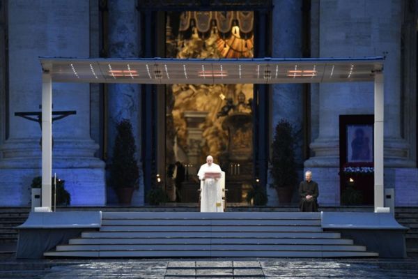 Papa Francisco realiza celebração diante da imensa praça vazia de São Pedro, no Vaticano por Vaticano