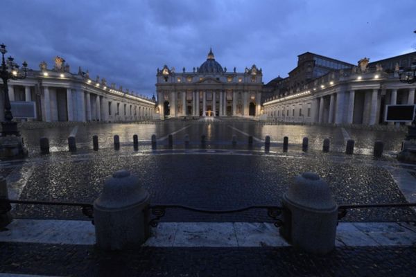 Papa Francisco realiza celebração diante da imensa praça vazia de São Pedro, no Vaticano por Vaticano