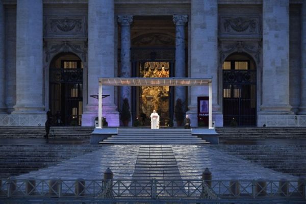 Papa Francisco realiza celebração diante da imensa praça vazia de São Pedro, no Vaticano por Vaticano