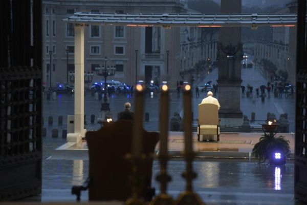 Papa Francisco realiza celebração diante da imensa praça vazia de São Pedro, no Vaticano por Vaticano