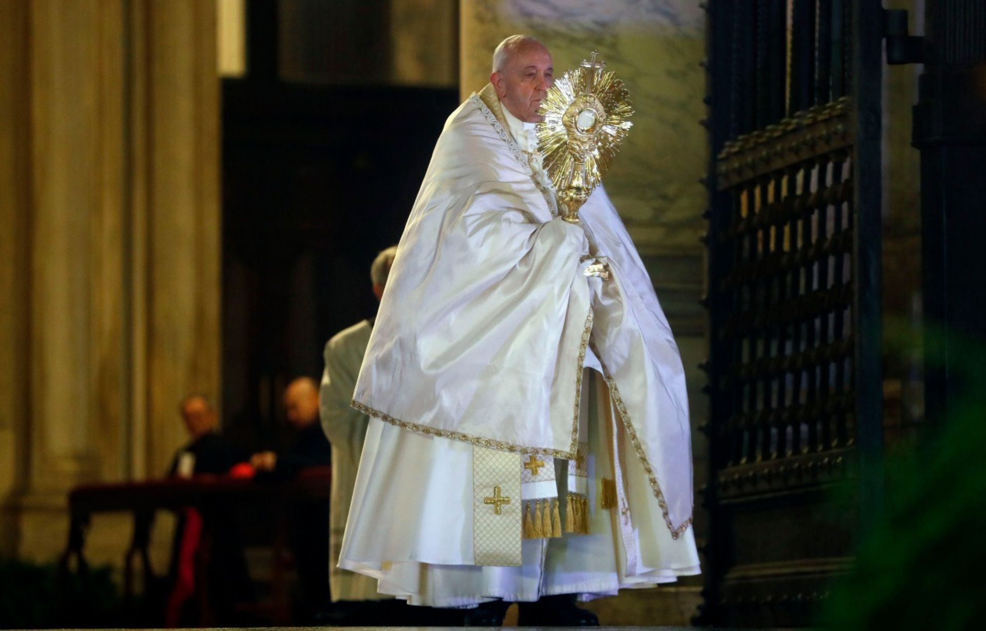 SÃO PAULO, SP (FOLHAPRESS) - Depois de cancelar sua participação em dois eventos devido a uma dor ciática crônica, o papa Francisco voltou a aparecer em público nesta sexta-feira (1°) no Vaticano....