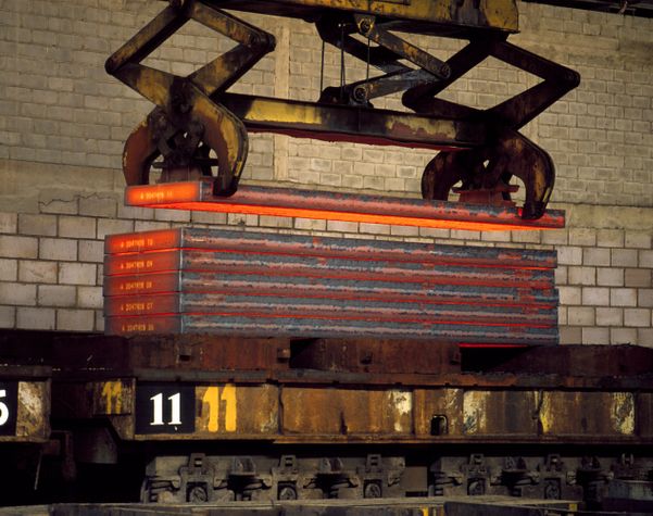 Produção de placas de aço na ArcelorMittal Tubarão