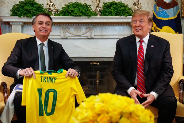 19/03/2019 - Washington, DC - EUA - O Presidente Jair Bolsonaro entrega uma camisa personalizada, simbolizando o esporte nacional, a Donald Trump, presidente dos Estados Unidos da América.  por Alan Santos/PR/Flickr
