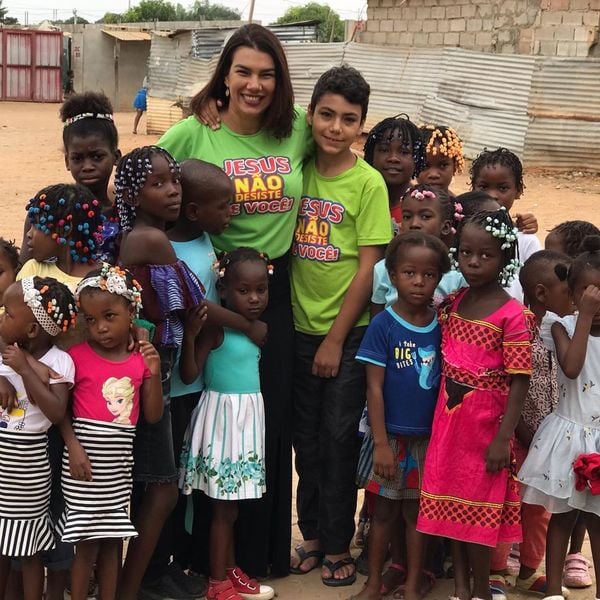 Penha com o filho Matheus em viagem missionária a Angola