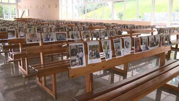 Várias fotos foram colocadas em bancos do santuário, em Ibiraçu