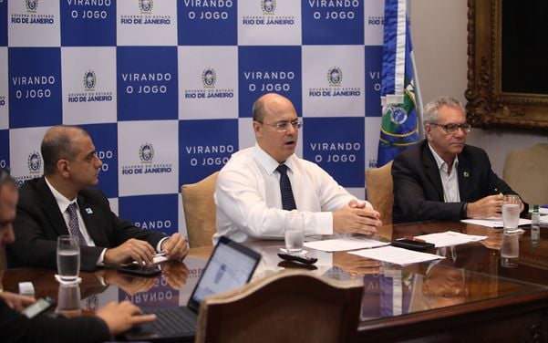 Wilson Witzel, de branco, ao centro, é governador do Rio de Janeiro