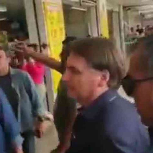 O comboio presidencial passou por lojas na Asa Norte, no Sudoeste e em Ceilândia. Bolsonaro falou com funcionários de um posto de combustível, de uma farmácia e de um mercado e com vendedores.