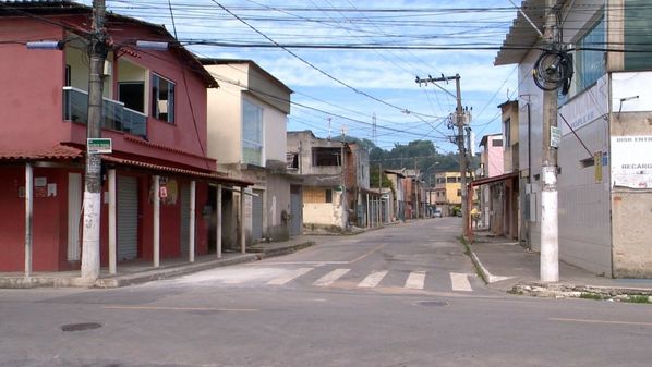 Em um vídeo compartilhado em redes sociais é possível ver viaturas, pessoas correndo, e até bombas explodindo próximo a uma praça do bairro
