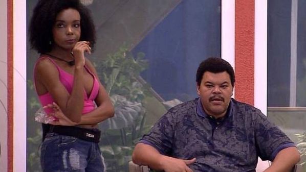 Prior fica indignado com amigo por não querer fugir do paredão votando na passista. Já Thelma disse a Marcela que poderia pensar em caso de fugir da berlinda