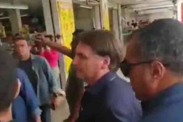 Bolsonaro visita comércio em Brasília