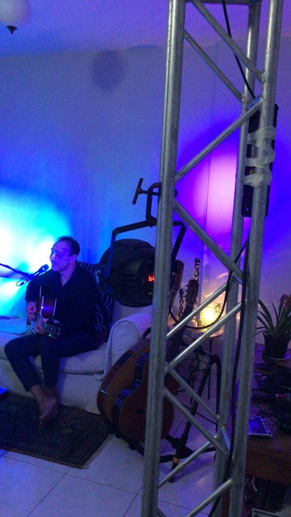 O cantor montou um show profissional na sala da sua casa