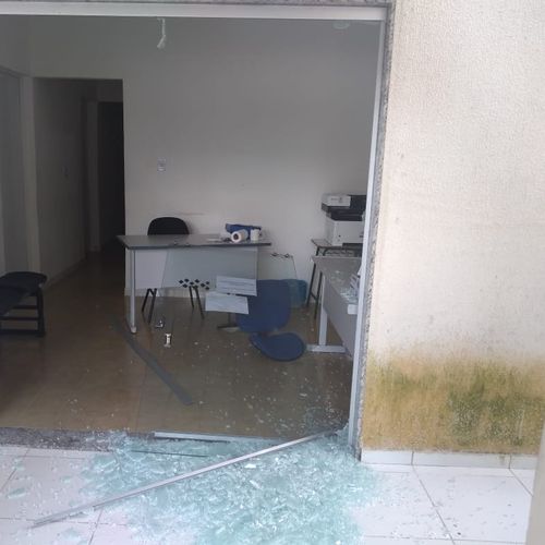 De acordo com a PM, o suspeito pegou uma pedra e começou a destruir os veículos e depois retornou para vandalizar portas de vidro da recepção. Ele foi autuado em flagrante