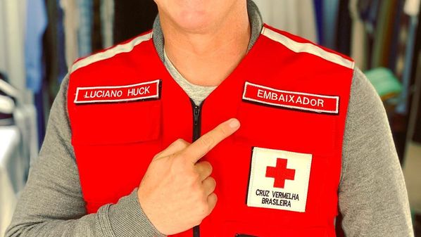 'O fundo solidário que levantamos entre nossa família e amigos irá doar mais de R$ 1,5 milhão nos próximos dias', escreveu o apresentador da Globo na web