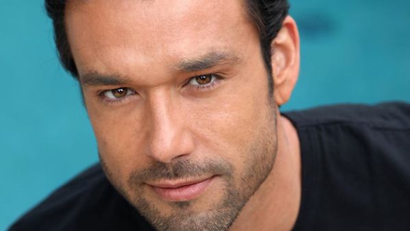 Ator de 39 anos sensualizou com foto sem camisa ao surgir realizando a tarefa doméstica nas redes sociais