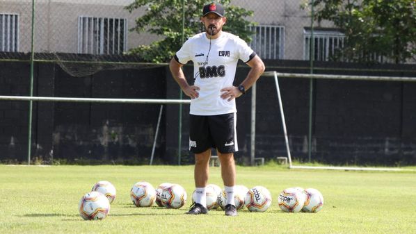O ex-meia terá seu ex-comandante no Vasco como coordenador-técnico: Antônio Lopes