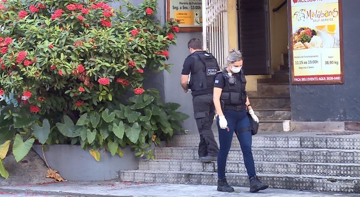 De acordo com a polícia, a pedido do dono do bar, o homem dormia dentro do escritório do estabelecimento na tentativa de aumentar a segurança e evitar arrombamentos