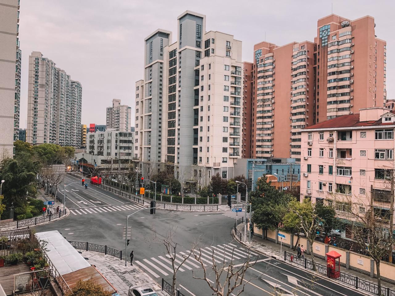 A modelo capixaba Beatriz Schwan, que mora em Xangai, na China, mostra ruas da cidade vazias da vista de seu apartamento