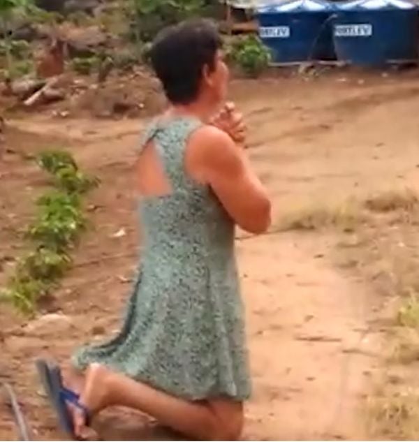 Aflita, Dona Tereza aguardava ajoelhada pela cachorrinha resgatada pelos Bombeiros 