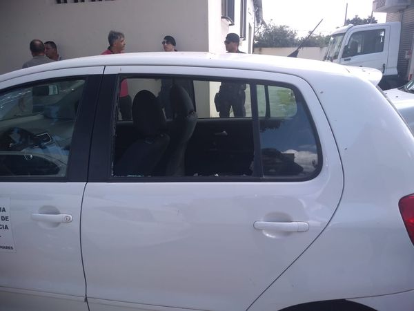 Carros da prefeitura foram danificados
